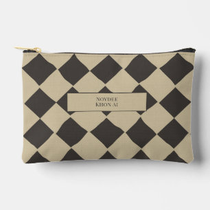 Bolsito Accesorio Pequeño Elegante nombre atemporal beige y cuadros oscuros
