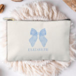 Bolsito Accesorio Pequeño Estética personalizada de Coquette de Bow azul<br><div class="desc">La bolsa accesoria estética de Blue Bow personalizada Coquette es perfecta para un chica que adora los arcos! Personaliza con un nombre para un regalo perfecto para ella o para ti!</div>