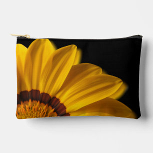 Bolsito Accesorio Pequeño Flor amarilla sobre fondo negro