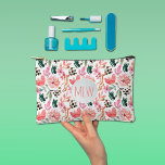 Bolsito Accesorio Pequeño Floral rosa monogramado<br><div class="desc">El estiloso patrón floral rosado incluye las iniciales de su monograma en la parte delantera de esta pequeña bolsa accesoria. Perfecto para cosméticos, funda de lápiz, almacene sus cables de carga o cualquier cosa. Mide 8, 5" x 6" (transferencia a mayor tamaño), esta bolsa se realiza con una impresión completa...</div>