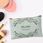 Bolsito Accesorio Pequeño Flores de lavanda salchicha de novia verde<br><div class="desc">Fondo verde de sabio. Decorado con flores de lavanda y vegetación eucaliptica. Personalice y agregue el nombre de su dama de honor.</div>