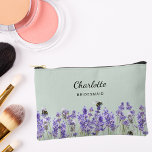 Bolsito Accesorio Pequeño Flores de lavanda salchicha de novia verde<br><div class="desc">Fondo verde de sabio. Decorado con flores de lavanda y abejas. Personalice y agregue el nombre de su dama de honor.</div>
