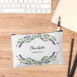 Bolsito Accesorio Pequeño Flores de lavanda verde dama de honor<br><div class="desc">Fondo blanco,  texto negro y púrpura. Decorado con flores de lavanda y vegetación eucaliptica. Personalice y agregue el nombre de su dama de honor.</div>