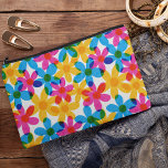 Bolsito Accesorio Pequeño Flores Hippie Brillantes y Negrita Floral Retro<br><div class="desc">Añade un toque luminoso al día con esta bolsa con motivos. El estilo es retro, con flores de pasto hippie superpuestas en amarillo intenso, azul y rosa magenta. Los gráficos dibujados a mano están diseñados para imitar la impresión de estilo risográfico clásico.estilo retro con flores de pasto hippie en amarillo...</div>
