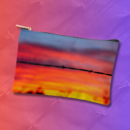 Bolsito Accesorio Pequeño Foto de alambre de púas en la puesta de sol del de