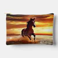 Gallopaje de caballos salvajes a través del surf