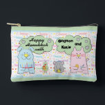 Bolsito Accesorio Pequeño Gato y amigos de Hanukkah juegan a Dreidel<br><div class="desc">Hanukkah con un gato y amigos en juego, Dreidel Game Pouch. Todos los elementos de diseño se pueden editar. Cambie el texto editable utilizando su estilo de fuente, color y tamaño favoritos. Llena tu bolsa con dreidels, y jugando golosinas. ¡¡¡Partida!!! ¡Feliz Hanukkah! Tipo de bolsa: Imprimir Cortar Sew Pouch Accesorio...</div>