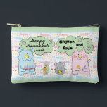 Bolsito Accesorio Pequeño Gato y amigos de Hanukkah juegan a Dreidel<br><div class="desc">Hanukkah con un gato y amigos en juego, Dreidel Game Pouch. Todos los elementos de diseño se pueden editar. Cambie el texto editable utilizando su estilo de fuente, color y tamaño favoritos. Llena tu bolsa con dreidels, y jugando golosinas. ¡¡¡Partida!!! ¡Feliz Hanukkah! Tipo de bolsa: Imprimir Cortar Sew Pouch Accesorio...</div>