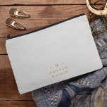 Bolsito Accesorio Pequeño Gris dorado monograma | Moderno Minimalista<br><div class="desc">Un diseño sencillo y elegante de monograma personalizado en una tipografía minimalista moderna de oro sobre un elegante fondo gris taupado suave. Las iniciales y el nombre del monograma se pueden personalizar fácilmente junto con la línea de funciones para hacer un diseño tan único como usted. El regalo o accesorio...</div>