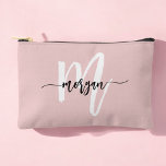 Bolsito Accesorio Pequeño Guión del Chica del nombre del monograma rosa<br><div class="desc">Elevar sus necesidades básicas con la elegante bolsa accesoria de Chica de código rosado. Esta moda, color rosa negro, presenta un monograma de escritura personalizado que combina elegancia con funcionalidad. Perfecto para guardar maquillaje, papelería o pequeños gadgets, cuenta con un diseño elegante y material duradero. El cierre seguro del cierre...</div>