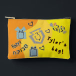 Bolsito Accesorio Pequeño Hanukkah Dreidel Time Game Pouch<br><div class="desc">Hanukkah Dreidel Time Game Pouch. Todos los elementos de diseño se pueden editar. Cambie el texto editable utilizando su estilo de fuente, color y tamaño favoritos. Llena tu bolsa con dreidels, y jugando golosinas. ¡¡¡Partida!!! ¡Feliz Hanukkah! Tipo de bolsa: Imprimir Cortar Sew Pouch Accesorio Pequeño Nuestras bolsas vienen en dos...</div>