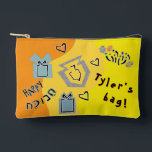 Bolsito Accesorio Pequeño Hanukkah Dreidel Time Game Pouch<br><div class="desc">Hanukkah Dreidel Time Game Pouch. Todos los elementos de diseño se pueden editar. Cambie el texto editable utilizando su estilo de fuente, color y tamaño favoritos. Llena tu bolsa con dreidels, y jugando golosinas. ¡¡¡Partida!!! ¡Feliz Hanukkah! Tipo de bolsa: Imprimir Cortar Sew Pouch Accesorio Pequeño Nuestras bolsas vienen en dos...</div>