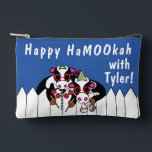 Bolsito Accesorio Pequeño Hanukkah Happy HaMOOkah<br><div class="desc">Hanukkah Happy HaMOOkah, Dreidel Game Pouch. Todos los elementos de diseño se pueden editar. Cambie el texto editable utilizando su estilo de fuente, color y tamaño favoritos. Llena tu bolsa con dreidels, y jugando golosinas. ¡¡¡Partida!!! ¡Feliz Hanukkah! Tipo de bolsa: Recorte de impresión Sew Accesso pequeño Tipo de bolsa: Imprimir...</div>