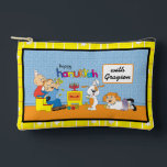 Bolsito Accesorio Pequeño Hanukkah Zeevie en Play Dreidel Pouc accesorio<br><div class="desc">Hanukkah con Zeevie en juego, Dreidel Game Pouch. Todos los elementos de diseño se pueden editar. Cambie el texto editable utilizando su estilo de fuente, color y tamaño favoritos. Llena tu bolsa con dreidels, y jugando golosinas. ¡¡¡Partida!!! ¡Feliz Hanukkah! Tipo de bolsa: Imprimir Cortar Sew Pouch Accesorio Pequeño Nuestras bolsas...</div>