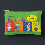 Bolsito Accesorio Pequeño Hanukkah Zeevie y sus amigos Dreidel<br><div class="desc">Hanukkah con Zeevie y sus amigos, Dreidel Game Pouch. Todos los elementos de diseño se pueden editar. Cambie el texto editable utilizando su estilo de fuente, color y tamaño favoritos. Llena tu bolsa con dreidels, y jugando golosinas. ¡¡¡Partida!!! ¡Feliz Hanukkah! Tipo de bolsa: Imprimir Cortar Sew Pouch Accesorio Pequeño Nuestras...</div>