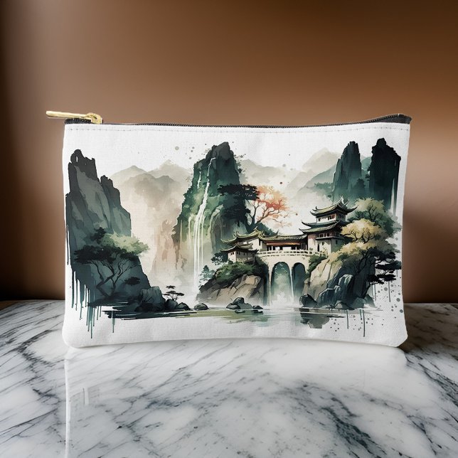 Bolsito Accesorio Pequeño Hogar de montaña de tinta china pequeño (Add a touch of Asia to your everyday with this ink pouch: mountains, architecture, waterfalls.)