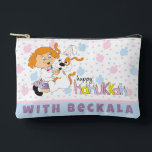 Bolsito Accesorio Pequeño Juego de Hanukkah Zeevie y Amigo Dreidel<br><div class="desc">Hanukkah con Zeevie y Amigo, Dreidel Game Pouch. Todos los elementos de diseño se pueden editar. Cambie el texto editable utilizando su estilo de fuente, color y tamaño favoritos. Llena tu bolsa con dreidels, y jugando golosinas. ¡¡¡Partida!!! ¡Feliz Hanukkah! Tipo de bolsa: Imprimir Cortar Sew Pouch Accesorio Pequeño Nuestras bolsas...</div>