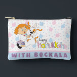 Bolsito Accesorio Pequeño Juego de Hanukkah Zeevie y Amigo Dreidel<br><div class="desc">Hanukkah con Zeevie y Amigo, Dreidel Game Pouch. Todos los elementos de diseño se pueden editar. Cambie el texto editable utilizando su estilo de fuente, color y tamaño favoritos. Llena tu bolsa con dreidels, y jugando golosinas. ¡¡¡Partida!!! ¡Feliz Hanukkah! Tipo de bolsa: Imprimir Cortar Sew Pouch Accesorio Pequeño Nuestras bolsas...</div>