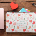 Bolsito Accesorio Pequeño Kit de supervivencia de Cute Galentine | Inicial<br><div class="desc">Celebra la amistad con estilo con este kit de supervivencia de Cute Galentine | Bolsa accesoria monograma! Con un bonito diseño acuático de patrones cardíacos en tonos suaves y románticos, esta bolsa es la combinación perfecta de encanto y funcionalidad. Personalizable con tu nombre o iniciales, le da un toque personal...</div>