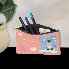 Bolsito Accesorio Pequeño Koala y Pink Hearts Pencil Pouch con el nombre