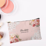 Bolsito Accesorio Pequeño Lace de flores rosadas de la dama de honor<br><div class="desc">Un fondo rosa rubor. Decorado con rosas rosas rosas rosas,  flores y encaje blanco. Personalice y agregue el nombre de su dama de honor.</div>