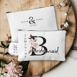 Bolsito Accesorio Pequeño Letra flor de la dama de honor Boho floral persona<br><div class="desc">Bolso de accesorios para la dama de honor para personalizar para su dama de honor. La dama de honor está escrita a mano y con letras neutras de flores de boho. También se puede añadir el nombre de la novia y el novio y la fecha de su boda, que enmarcan...</div>