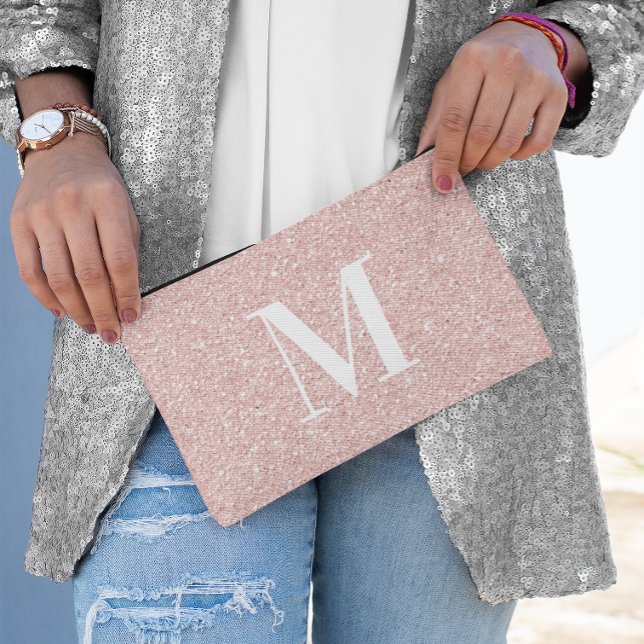 Bolsito Accesorio Pequeño Letras Serif Modernas Femeninas con Monograma y Br (Girly Modern Serif Monogrammed Rose Gold Glitter Accessory Pouch)