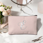 Bolsito Accesorio Pequeño Magnífica tipografía monográfica Rubor Pink<br><div class="desc">Un diseño de monograma único y elegante con su nombre y monograma acentúa esta bolsa accesoria personalizado con serios clásicos y una tipografía de escritura más ornamentada en un diseño encantador. Los tres elementos se mezclan maravillosamente para crear su propio logotipo de marca personal. Se muestra aquí con un fondo...</div>