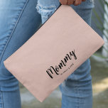 Bolsito Accesorio Pequeño Mami | Niños de Mamá Moderna Llaman Rosa Rubor<br><div class="desc">Sencillamente,  diseño personalizado "mami" rosa chispeante en la tipografía minimalista moderna que se puede personalizar fácilmente con los nombres de los niños o su propio mensaje especial. ¡El regalo único perfecto para una nueva madre,  el día de la madre,  el cumpleaños de la madre o simplemente porque sí!</div>