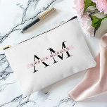 Bolsito Accesorio Pequeño Mínimo inicial y personalizado<br><div class="desc">Viaje con estilo con esta bolsa de Duffle Minimal Pastel Pink Inicial y Personalizada. Con un diseño elegante y minimalista, esta bolsa de papel es perfecta para escapadas de fin de semana, sesiones de gimnasia o viajes diarios. El suave fondo rosa pastel aporta un toque de elegancia y feminidad, mientras...</div>