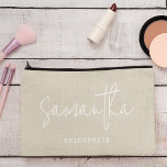 Bolsito Accesorio Pequeño Moda neutral de script de nombre personalizado de<br><div class="desc">Moda accesoria de guión de nombre personalizado de la dama de honor para una propuesta de dama de honor</div>