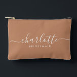 Bolsito Accesorio Pequeño Moderno regalo de dama de honor Caramel Favor<br><div class="desc">Esta bolsa de accesorios de la dama de honor presenta una tipografía manuscrita de escritura blanca con toques en un fondo de caramelo. Presenta a las damas de honor un neceser para su maquillaje y objetos pequeños presentados tradicionalmente en la cena de ensayo, para su uso temprano por la mañana...</div>