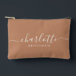 Bolsito Accesorio Pequeño Moderno regalo de dama de honor Caramel Favor<br><div class="desc">Esta bolsa de accesorios de la dama de honor presenta una tipografía manuscrita de escritura blanca con toques en un fondo de caramelo. Presenta a las damas de honor un neceser para su maquillaje y objetos pequeños presentados tradicionalmente en la cena de ensayo, para su uso temprano por la mañana...</div>