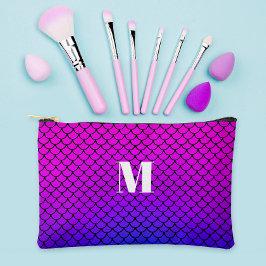 Bolsito Accesorio Pequeño Monograma de escalas de sirena de guijarros rosada