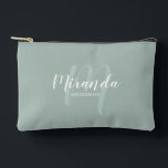 Bolsito Accesorio Pequeño Monograma de la dama de honor personalizada y mode<br><div class="desc">Añada un toque personal a su boda con un regalo personalizado para la dama de honor. Este diseño presenta el nombre personalizado de la dama de honor en un estilo de letra de escritura moderno y blanco y monograma en estilo de letra de escritura moderno verde sabio como fondo con...</div>