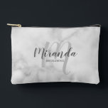 Bolsito Accesorio Pequeño Monograma de la dama de honor personalizada y mode<br><div class="desc">Añada un toque personal a su boda con un regalo personalizado para la dama de honor. Este diseño presenta el nombre personalizado de la dama de honor en el estilo de fuente de escritura moderno gris y monograma en el estilo de fuente de escritura moderno gris claro como fondo con...</div>