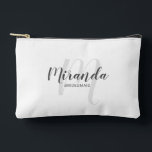 Bolsito Accesorio Pequeño Monograma de la dama de honor personalizada y mode<br><div class="desc">Añada un toque personal a su boda con un regalo personalizado para la dama de honor. Este diseño presenta el nombre personalizado de la dama de honor en el estilo de fuente de escritura moderno gris y monograma en el estilo de fuente de escritura moderno gris claro como fondo con...</div>