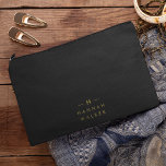 Bolsito Accesorio Pequeño Monograma dorado negro | Elegante Minimalista mode<br><div class="desc">Un diseño simple y elegante de monograma personalizado en una tipografía minimalista moderna de oro sobre fondo negro. Las iniciales y el nombre del monograma se pueden personalizar fácilmente junto con la línea de funciones para hacer un diseño tan único como usted. El regalo o accesorio perfecto para cualquier ocasión....</div>