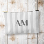 Bolsito Accesorio Pequeño Monograma inicial gris moderno minimalista<br><div class="desc">Crea tu propia bolsa de cosmética y maquillaje personalizada con iniciales minimalistas modernas y nombre de monograma de caligrafía de guiones.</div>