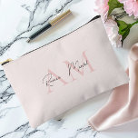 Bolsito Accesorio Pequeño Monograma mínimo inicial y nombre Pastel rosa<br><div class="desc">Organice sus productos básicos con estilo con nuestro Monograma Minimalista Pink Pink Inicial y Nombre Cosmético & Toiletry Bag. Con un suave diseño rosa pastel con un monograma y un nombre personalizado, esta bolsa de moda es perfecta para conservar sus cosméticos, artículos de aseo y otros artículos personales cuidadosamente almacenados....</div>