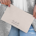 Bolsito Accesorio Pequeño Monograma Rubor Pink | Femeninas Minimalistas mode<br><div class="desc">Un diseño de monograma personalizado sencillo y elegante, con una tipografía de escritura manuscrita minimalista moderna, emparejada con una tipografía de bloques en negro sobre un elegante fondo rosa pastel. El nombre del monograma se puede personalizar fácilmente para hacer un diseño tan único como usted! El regalo o accesorio perfectamente...</div>