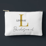 Bolsito Accesorio Pequeño Monograma simple de regalo de dama de honor, nombr<br><div class="desc">¡Celebren a sus damas de honor con nuestra moda Pouch Accesorio Personalizado de la Novia! Esta elegante bolsa puede ser personalizada con su monograma y nombre, convirtiéndolo en un regalo único y atento que apreciarán mucho después de su día especial. Perfecto para el maquillaje, la joyería o pequeños artículos esenciales,...</div>