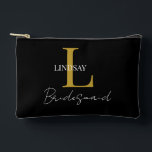 Bolsito Accesorio Pequeño Monograma simple de regalo de dama de honor, nombr<br><div class="desc">¡Celebren a sus damas de honor con nuestra moda Pouch Accesorio Personalizado de la Novia! Esta elegante bolsa puede ser personalizada con su monograma y nombre, convirtiéndolo en un regalo único y atento que apreciarán mucho después de su día especial. Perfecto para el maquillaje, la joyería o pequeños artículos esenciales,...</div>