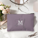 Bolsito Accesorio Pequeño Monograma y caligrafía de estilo morado<br><div class="desc">Una hermosa bolsa accesoria para usar como bolsa de cosmética u otro propósito, este diseño tiene una elegante y elegante representación de su nombre y monograma con serios clásicos y una caligrafía de escritura más ornamentada en un diseño equilibrado y hermoso. Los tres elementos se mezclan con una sofisticada armonía...</div>