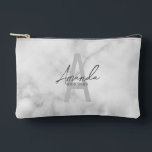 Bolsito Accesorio Pequeño Monograma y nombre de la moderna dama de honor per<br><div class="desc">Modern Personalized Bridesmaid's Monogram and Name Gifts Este diseño presenta el nombre personalizado de la dama de honor con estilo de letra de escritura a mano gris y moderno y monograma con estilo de fuente sans serif gris claro y estilo de fuente serif como fondo, con detalles bodas en estilo...</div>