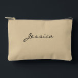 Bolsito Accesorio Pequeño Nombre de guión beige Tipografía de viaje moderna<br><div class="desc">La bolsa de accesorios de tipografía de viaje minimalista moderna con nombre en escritura beige presenta un fondo beige sólido con un nombre elegante en escritura negra personalizado en la parte frontal. El diseño minimalista ofrece una forma elegante y práctica de organizar tus artículos esenciales, ya sea para cosméticos, maquillaje...</div>
