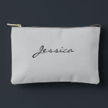 Bolsito Accesorio Pequeño Nombre de guion gris Minimal moderno de cosméticos<br><div class="desc">La bolsa de accesorios cosméticos para viajes minimalista y moderna con nombre en letra cursiva gris presenta un fondo gris sólido con un nombre elegante en letra cursiva negra personalizado en la parte delantera. El diseño minimalista ofrece una forma elegante y práctica de organizar tus artículos esenciales, ya sea para...</div>