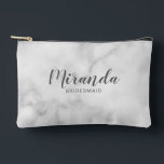 Bolsito Accesorio Pequeño Nombre de la dama de honor personalizada de escrit<br><div class="desc">Regalo de la dama de honor personalizada con escritura moderna con el nombre personalizado de la dama de honor en el estilo de letra de escritura moderna y gris con título y fecha boda en el estilo de letra sans serif moderno con fondo de mármol blanco. También es perfecto para...</div>