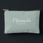 Bolsito Accesorio Pequeño Nombre de la dama de honor personalizada de escrit<br><div class="desc">Regalo de la dama de honor personalizada de escritura moderna con el nombre personalizado de la dama de honor en el estilo de letra de escritura moderna en blanco con título y fecha boda en el estilo de letra sans serif moderno con fondo verde sabio. También es perfecto para criada...</div>