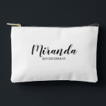 Bolsito Accesorio Pequeño Nombre de la dama de honor personalizada de escrit<br><div class="desc">Regalo de la dama de honor personalizada de escritura moderna con el nombre personalizado de la dama de honor en un estilo de letra de escritura moderno negro con título y fecha boda en el estilo de letra sans serif moderno con fondo blanco. También es perfecto para la criada de...</div>